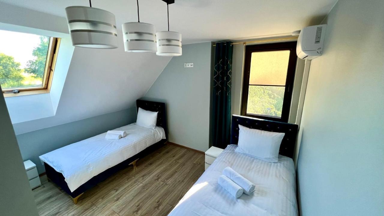 Aparthotel W Dolinie Stawow Zator By Housine Las Exterior photo